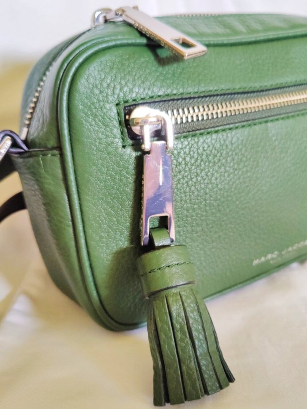 Marc Jacobs Zoom Leather Camera Crossbody Bag with Tassel in Evergreen, NWOT - Picture 6 of 13